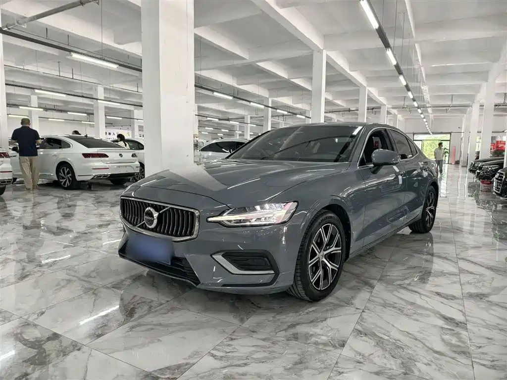 Volvo S60 2023 — фото 1