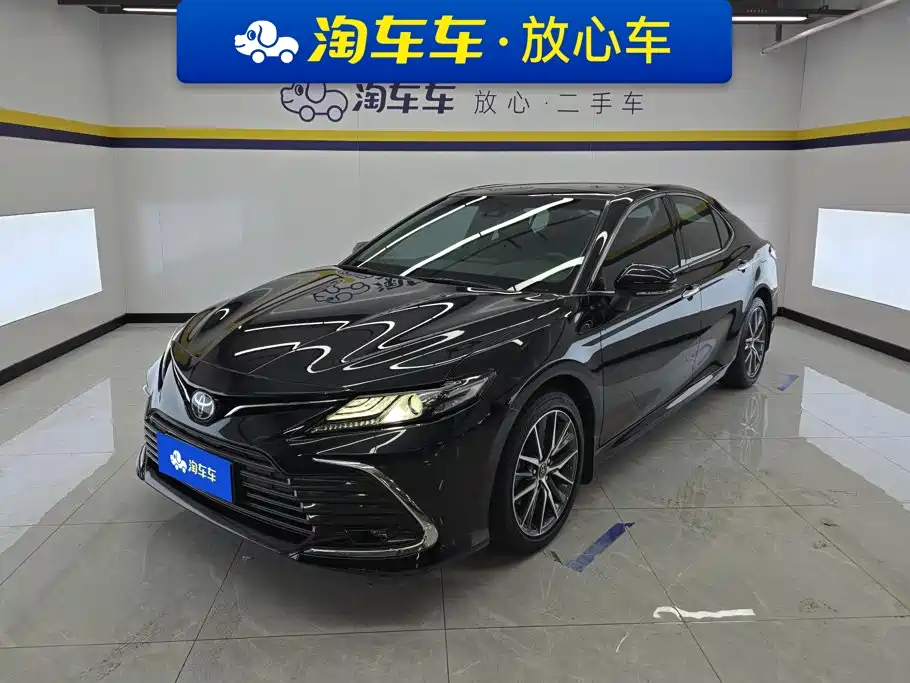 Toyota Camry 2022 — фото 1