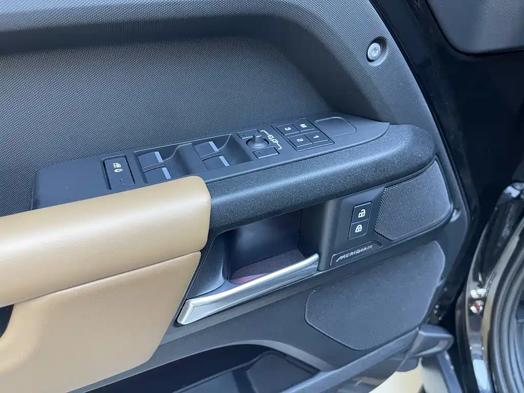 Land Rover Defender 2025 — фото 16