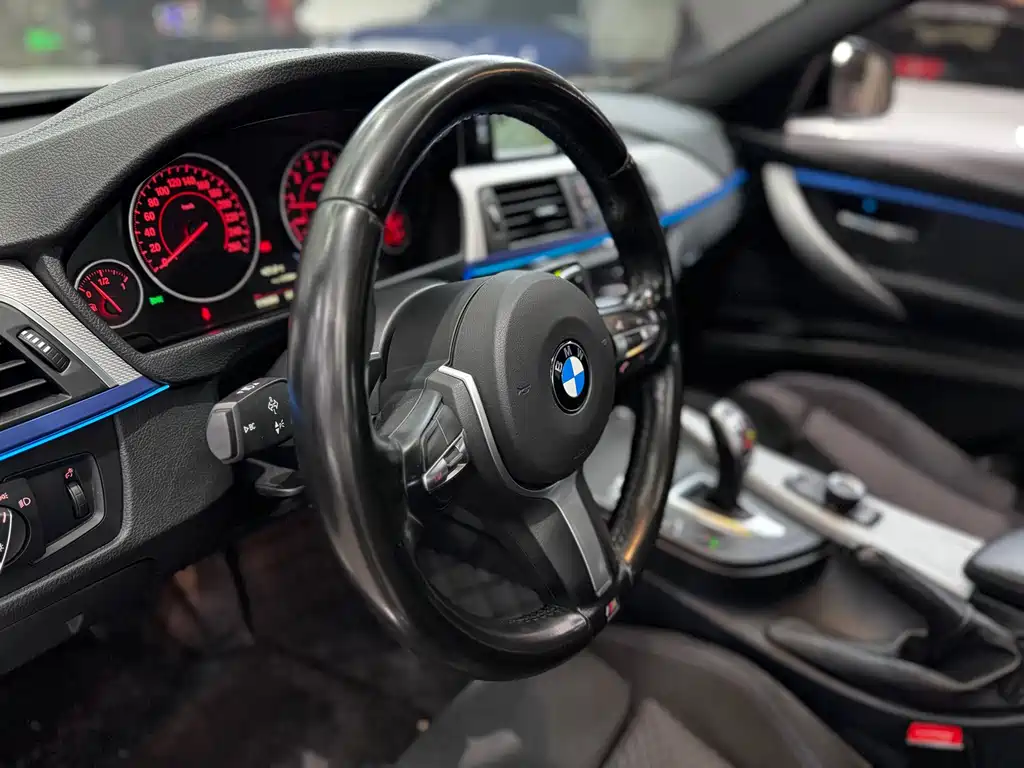 BMW 3 Series 2018 — фото 14