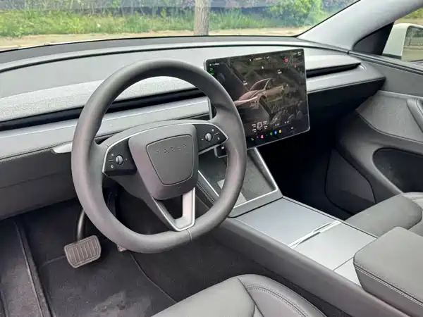 Tesla Model Y 2025