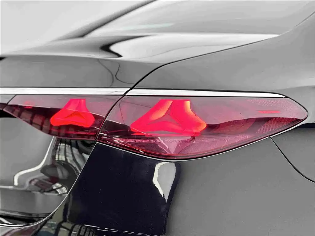 Mercedes-Benz E-Class 2025 — фото 16