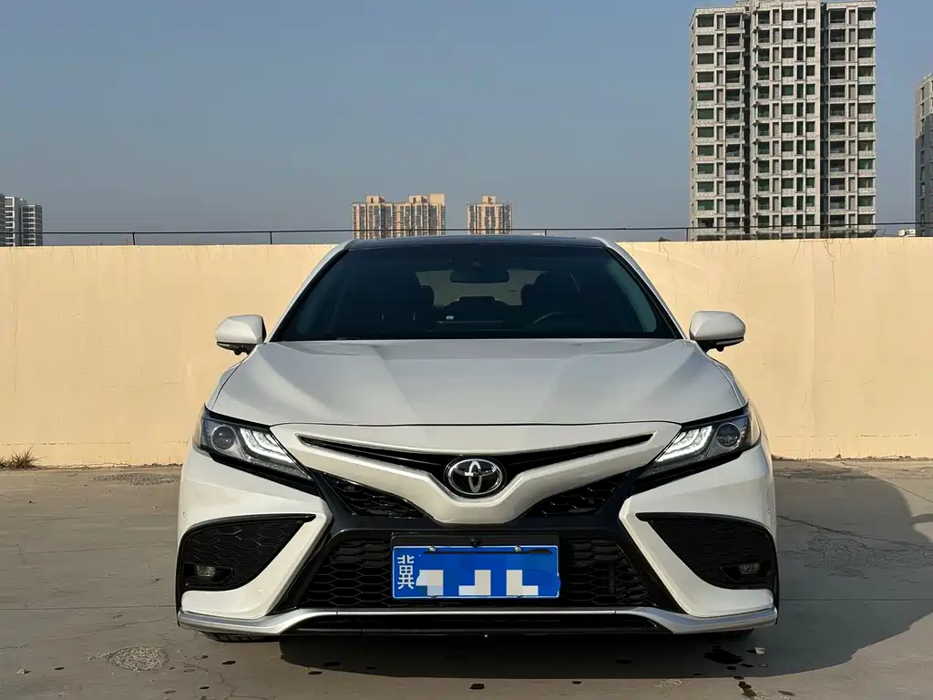 Toyota Camry 2023 — фото 2