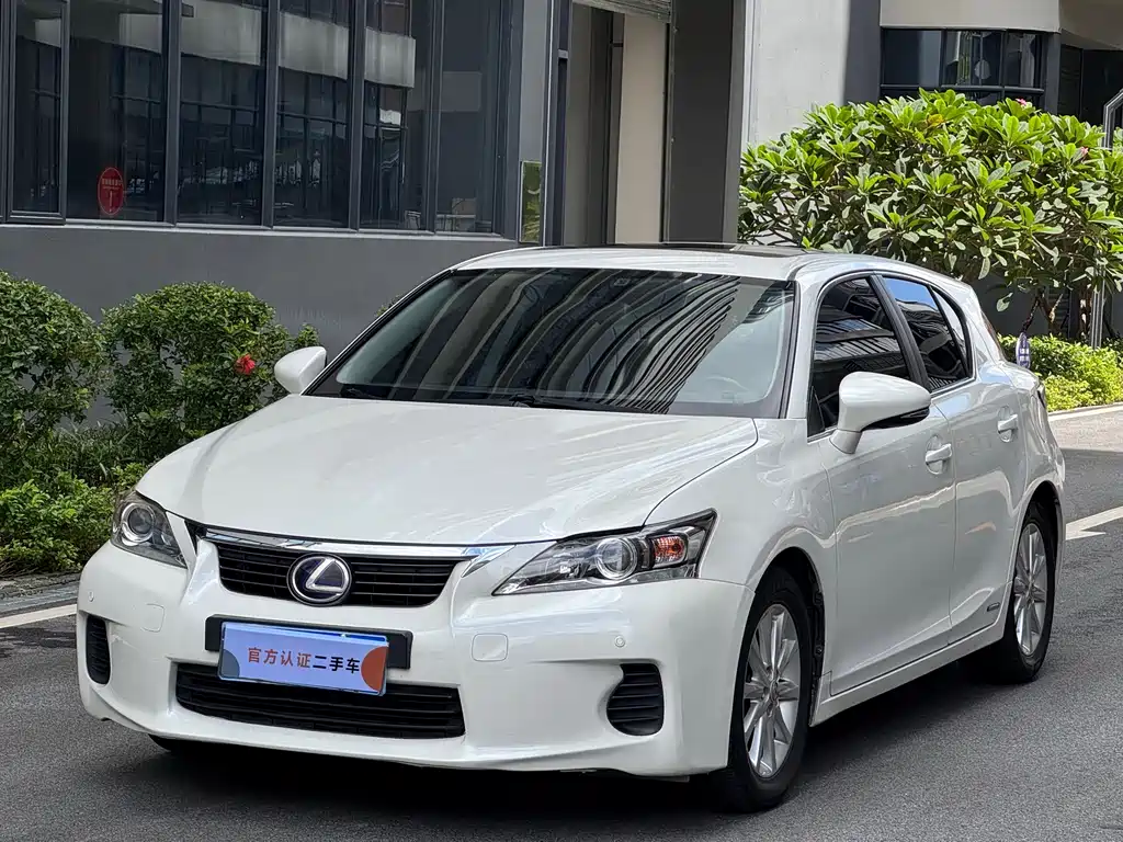 Lexus CT 2012 — фото 1