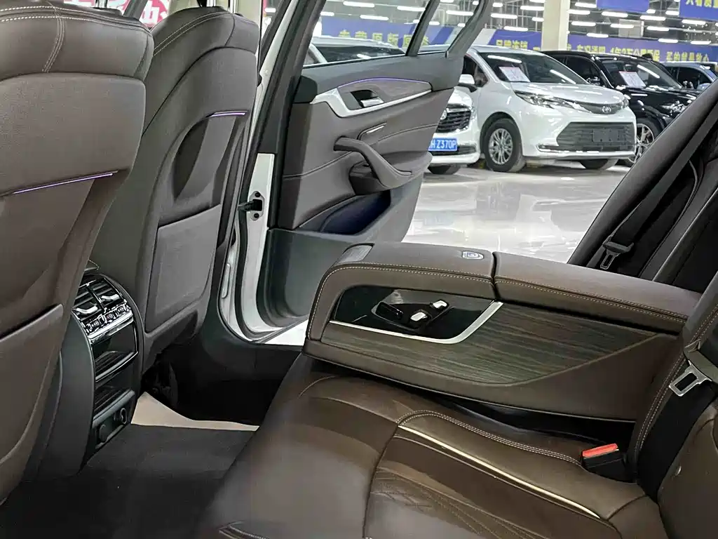 BMW 5 Series 2017 — фото 10