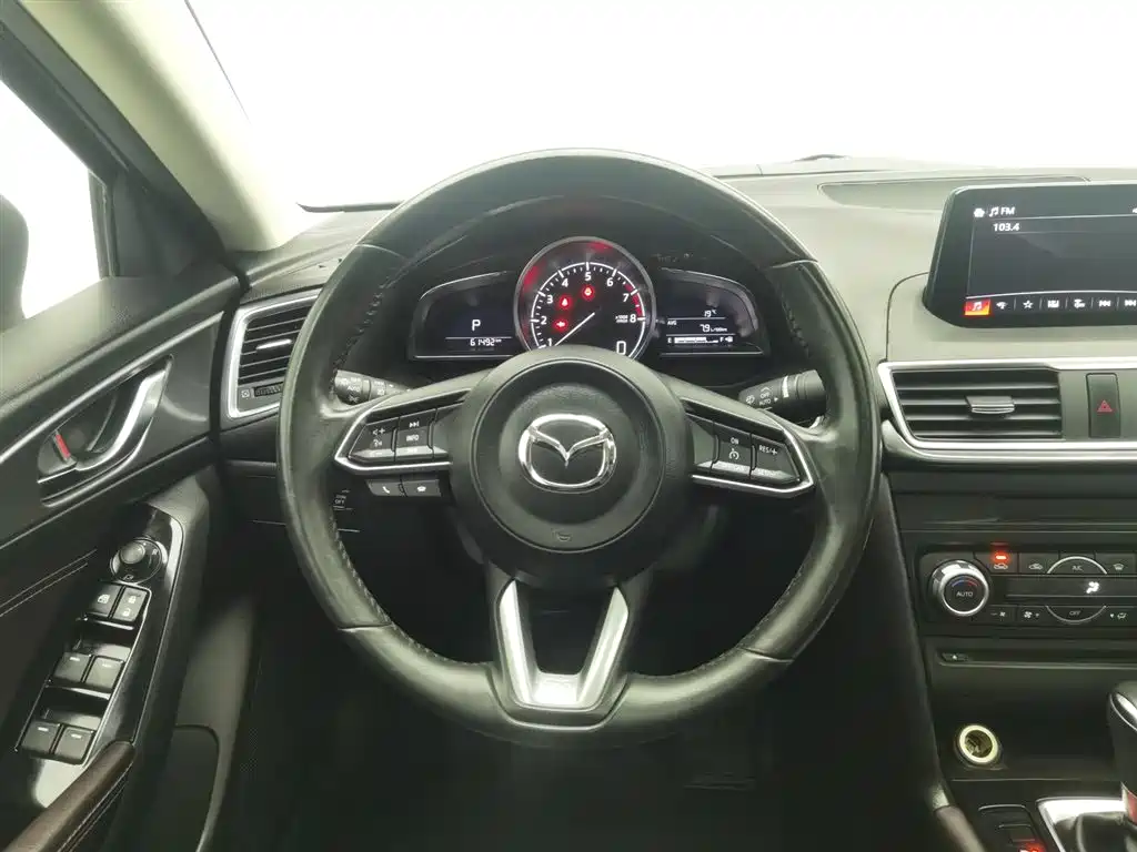 Mazda 3 Axela 2018 — фото 11