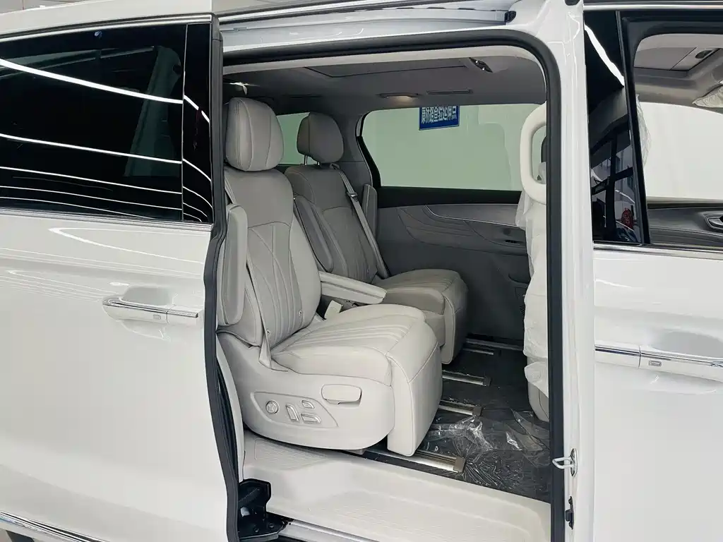 Roewe iMAX8 New Energy — фото 14