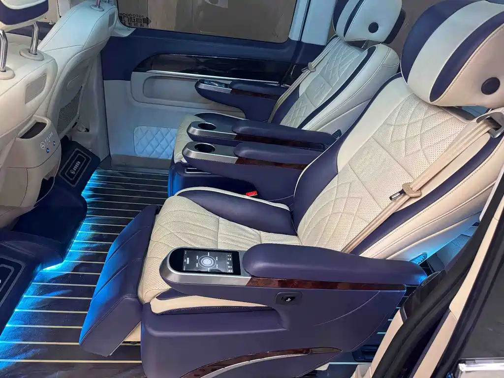 Mercedes-Benz V-Class 2020 — фото 17