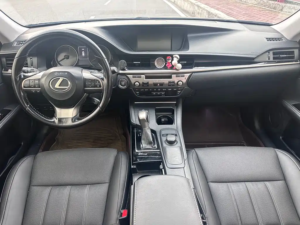 Lexus ES 2016 — фото 12