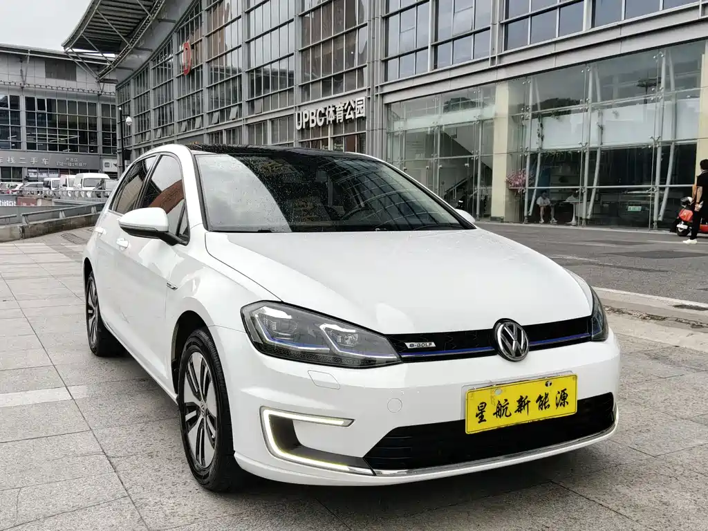 Volkswagen Golf EV 2021 — фото 2
