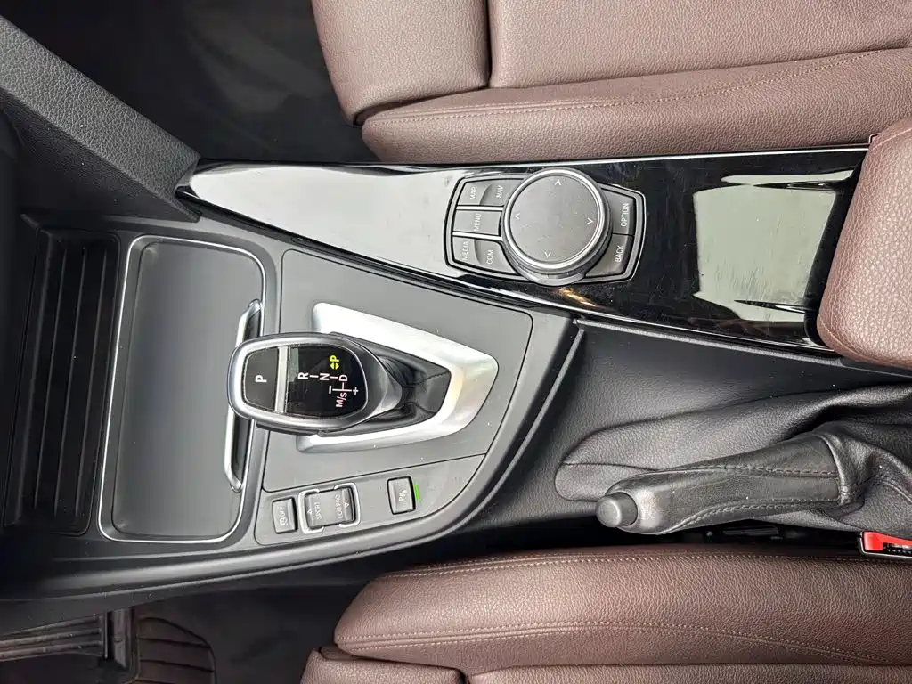 BMW 3 Series 2018 — фото 14