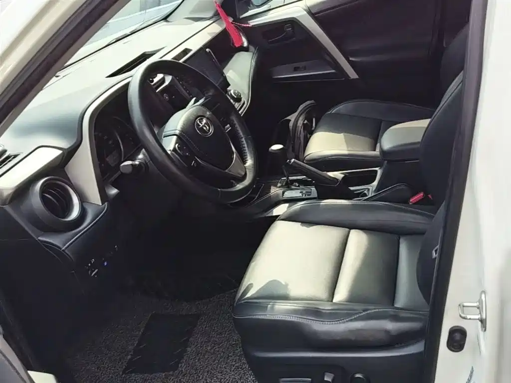 Toyota RAV4 2019 — фото 15