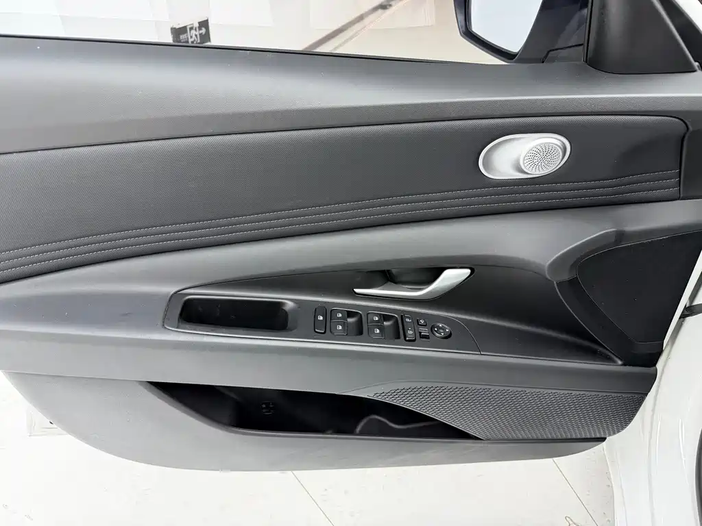 Hyundai Elantra 2023 — фото 11