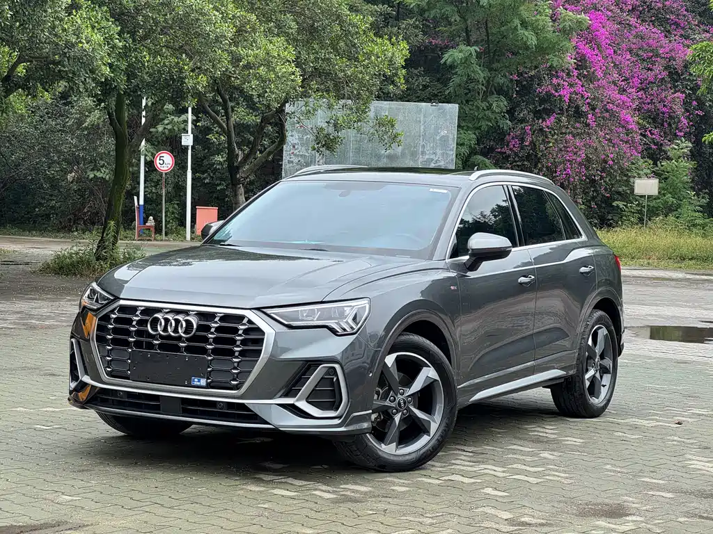 Audi Q3 2021 — фото 1
