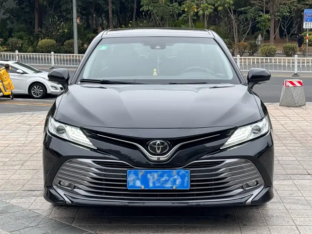 Toyota Camry 2019 — фото 2
