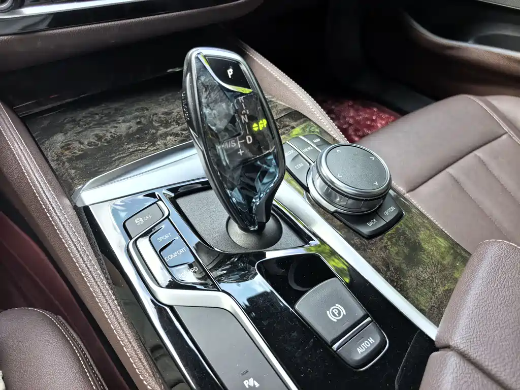 BMW 5 Series 2019 — фото 15