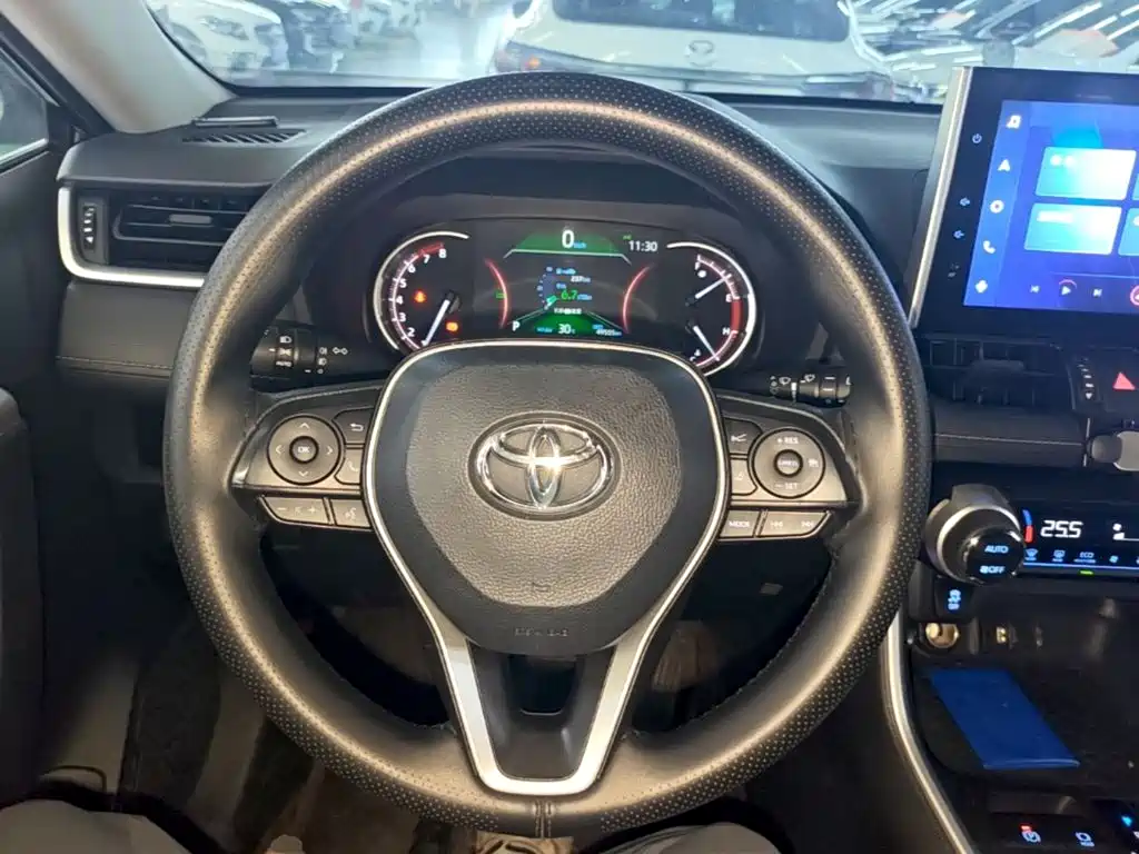Toyota RAV4 2023 — фото 11