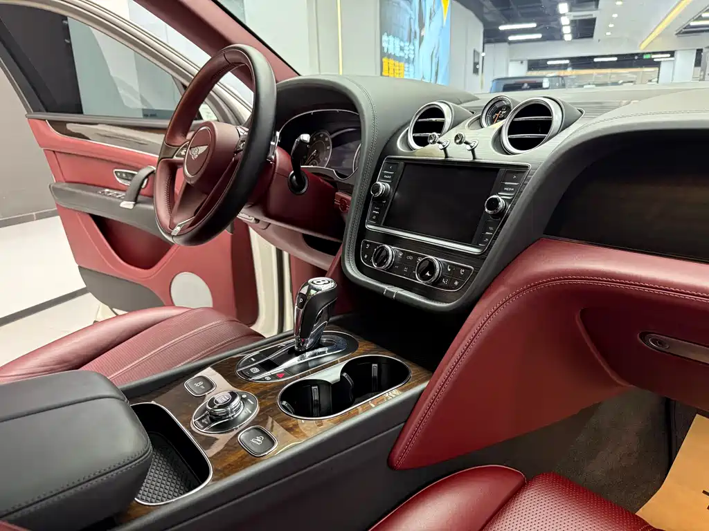 Bentley Bentayga 2020 — фото 11