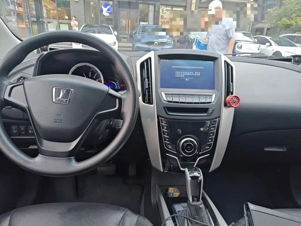 Luxgen You6 SUV 2016 — фото 13