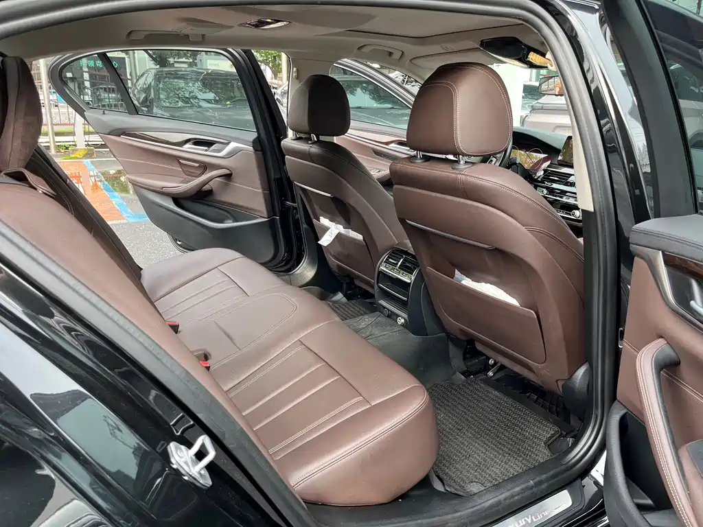BMW 5 Series 2019 — фото 10