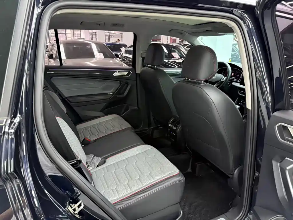 Volkswagen Tiguan L 2023 — фото 11
