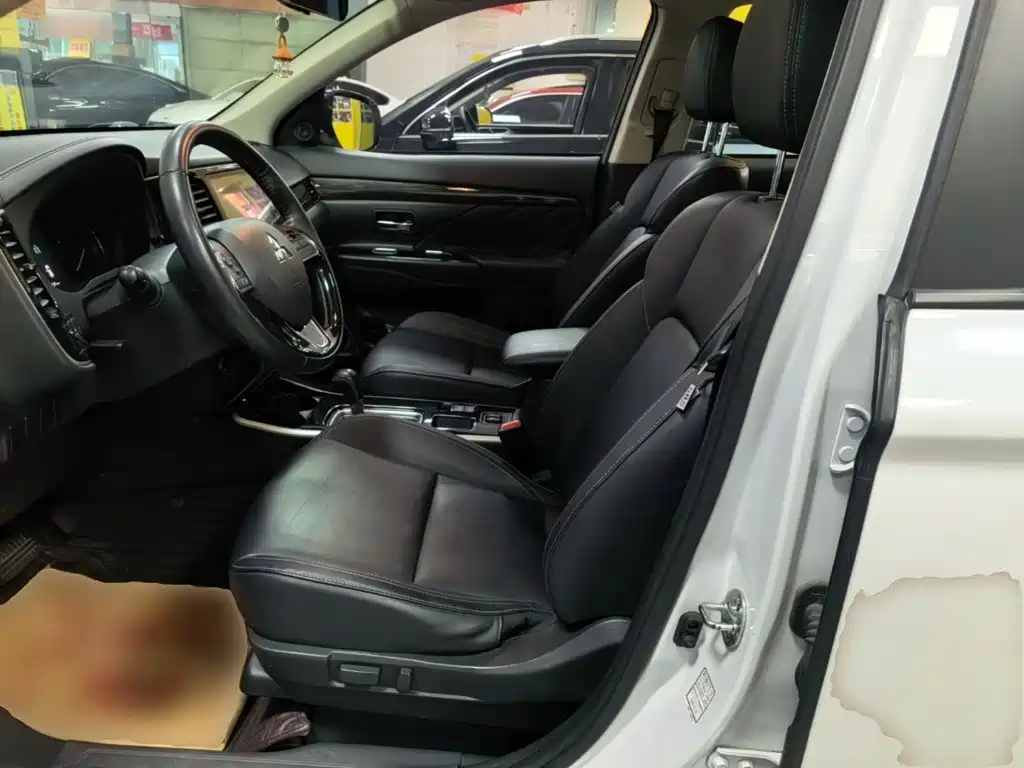 Mitsubishi Outlander 2020 — фото 15