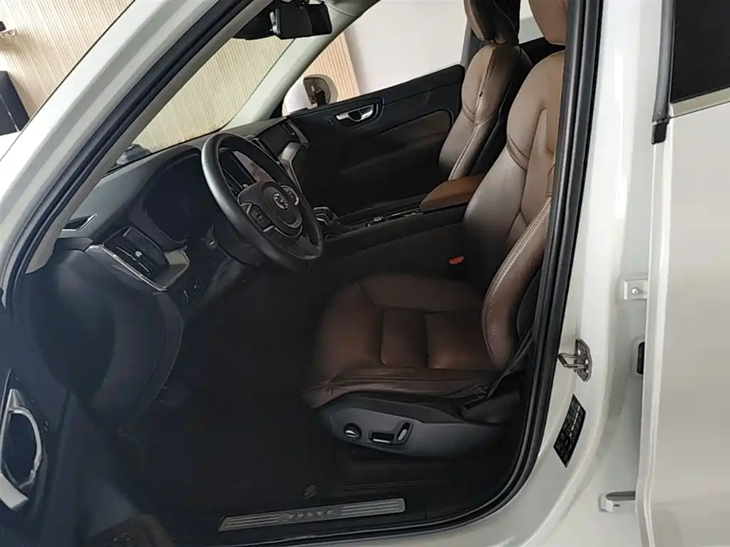 Volvo XC60 2018 — фото 15
