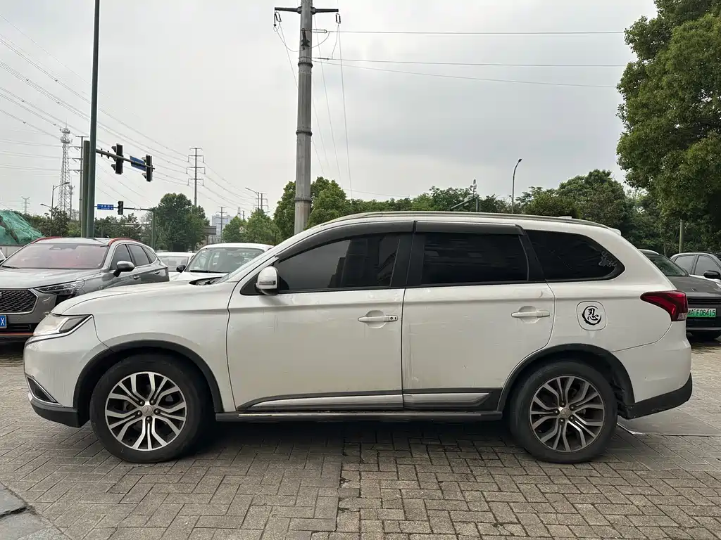 Mitsubishi Outlander 2018 — фото 4
