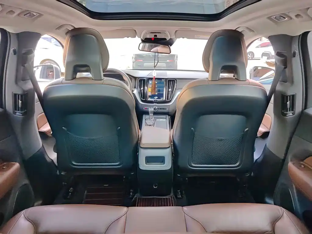 Volvo XC60 2018 — фото 16