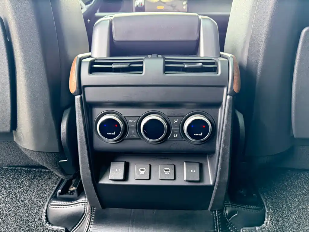 Land Rover Defender 2021 — фото 16