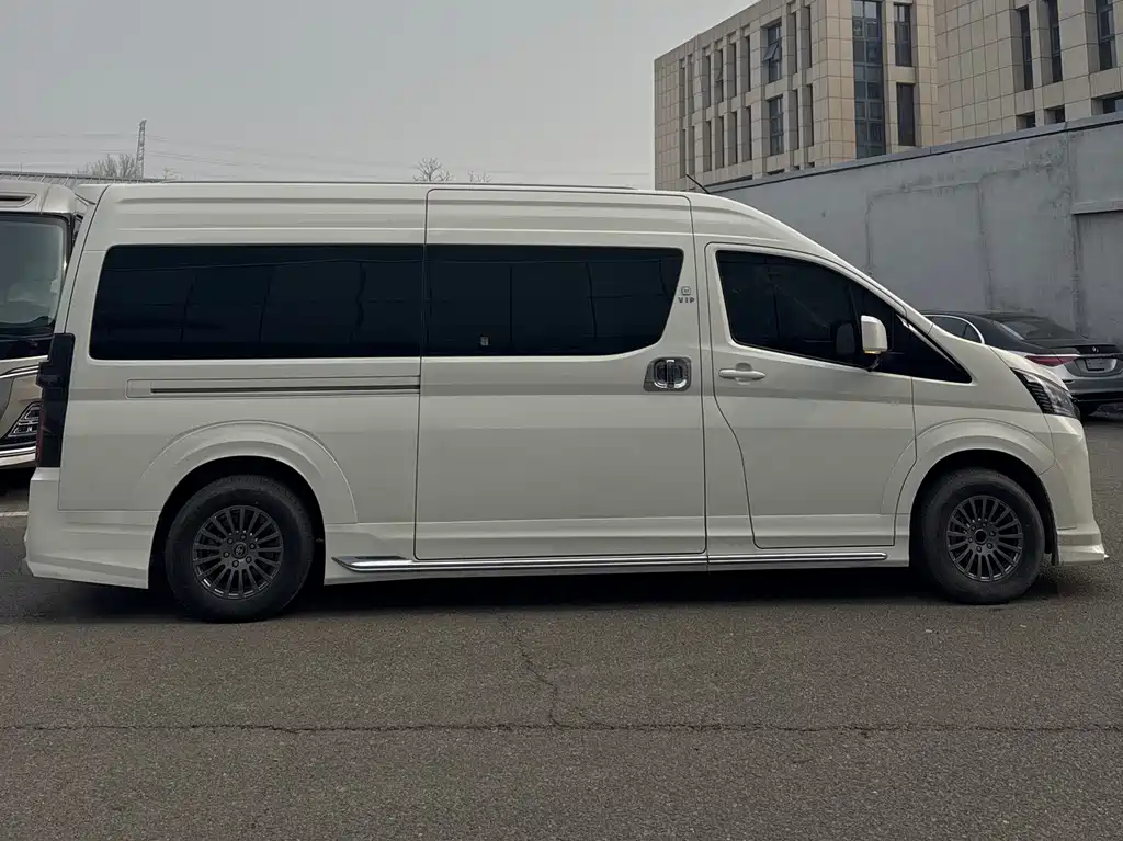 Toyota Hiace 2024 — фото 3