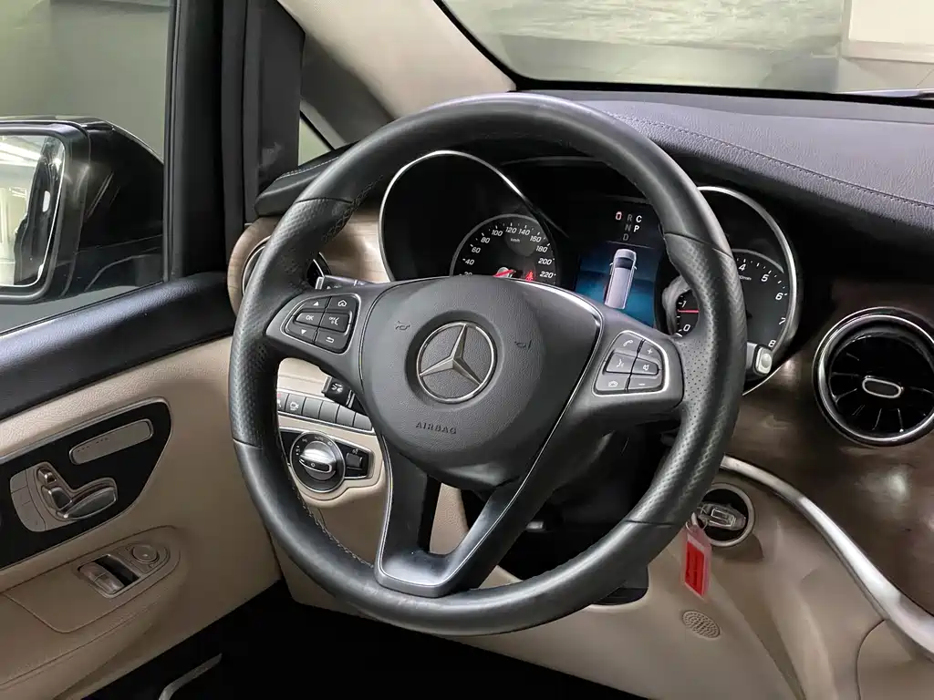 Mercedes-Benz V-Class 2021 — фото 13