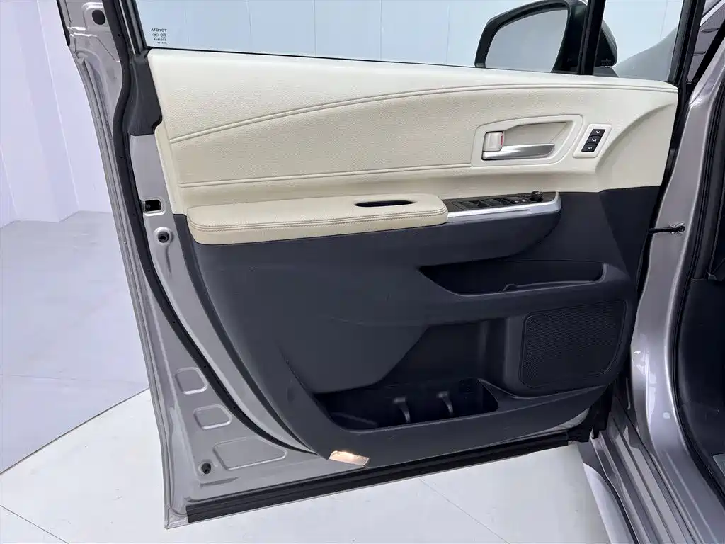 Toyota Granvia 2023 — фото 17