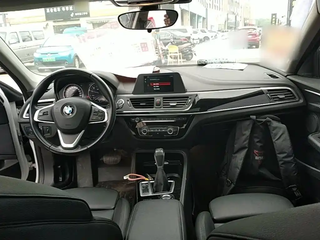 BMW 1 Series 2018 — фото 10