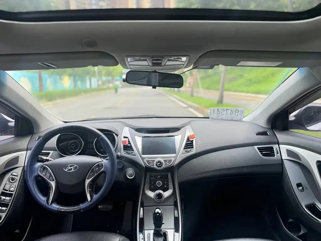 Hyundai Elantra 2017 — фото 9
