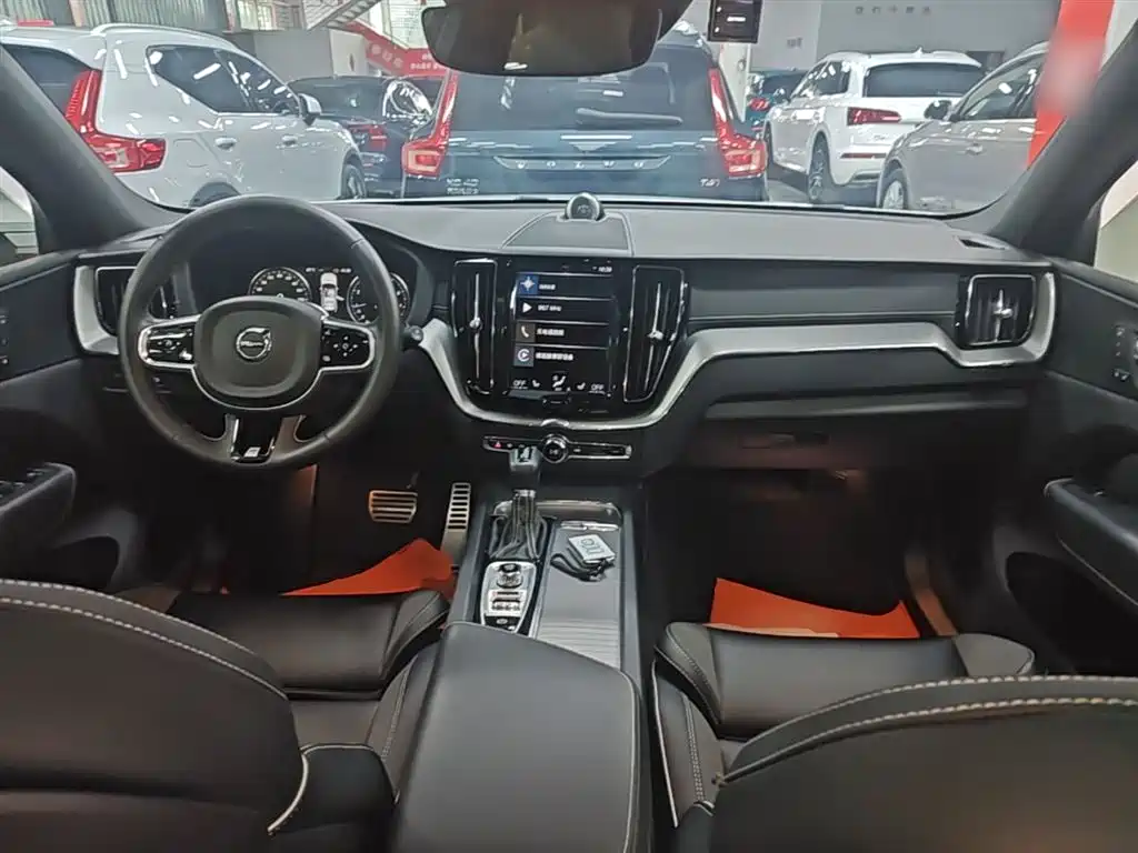 Volvo XC60 2021 — фото 10