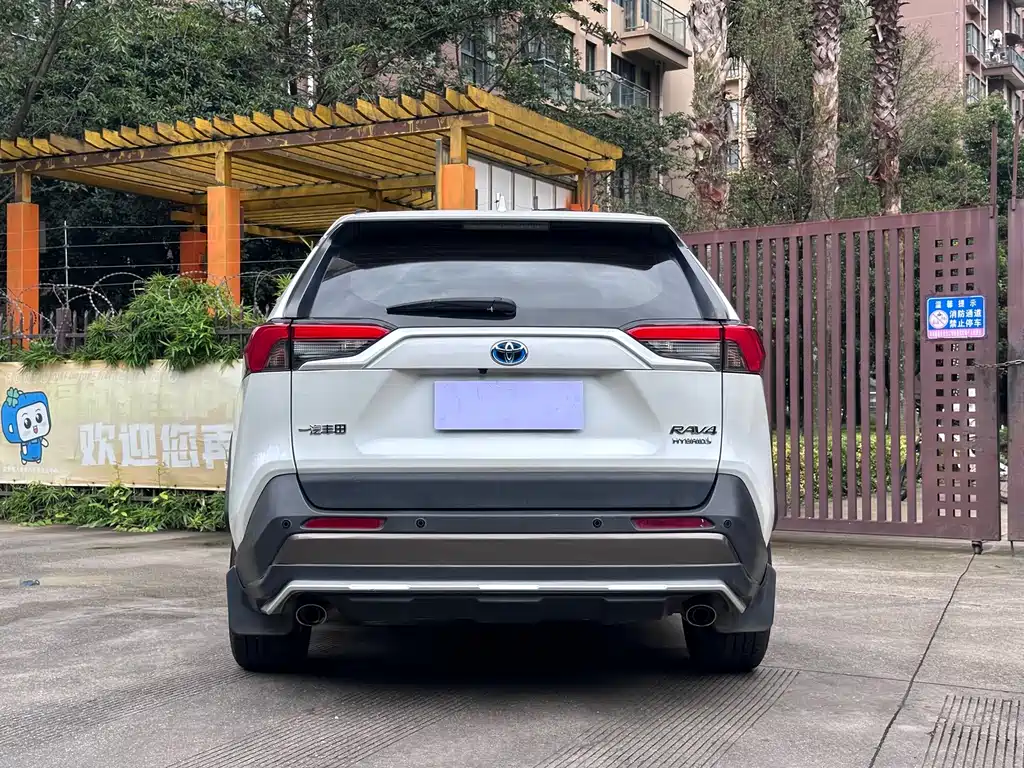 Toyota RAV4 2021 — фото 17