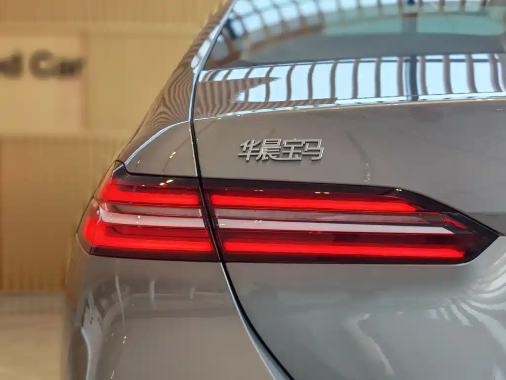 BMW 5 Series 2025 — фото 10