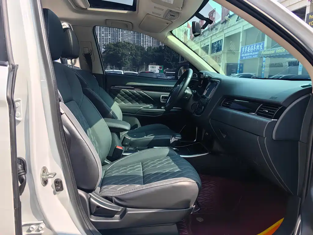 Mitsubishi Outlander 2021 — фото 12