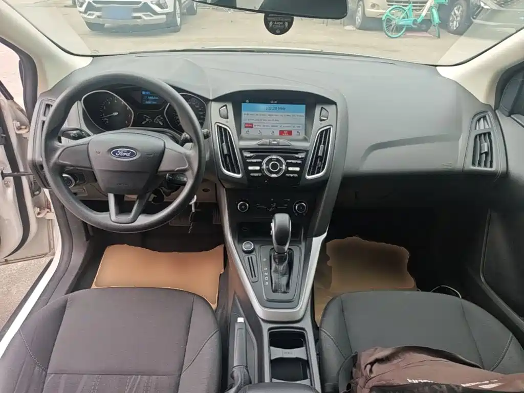 Ford Focus 2018 — фото 10