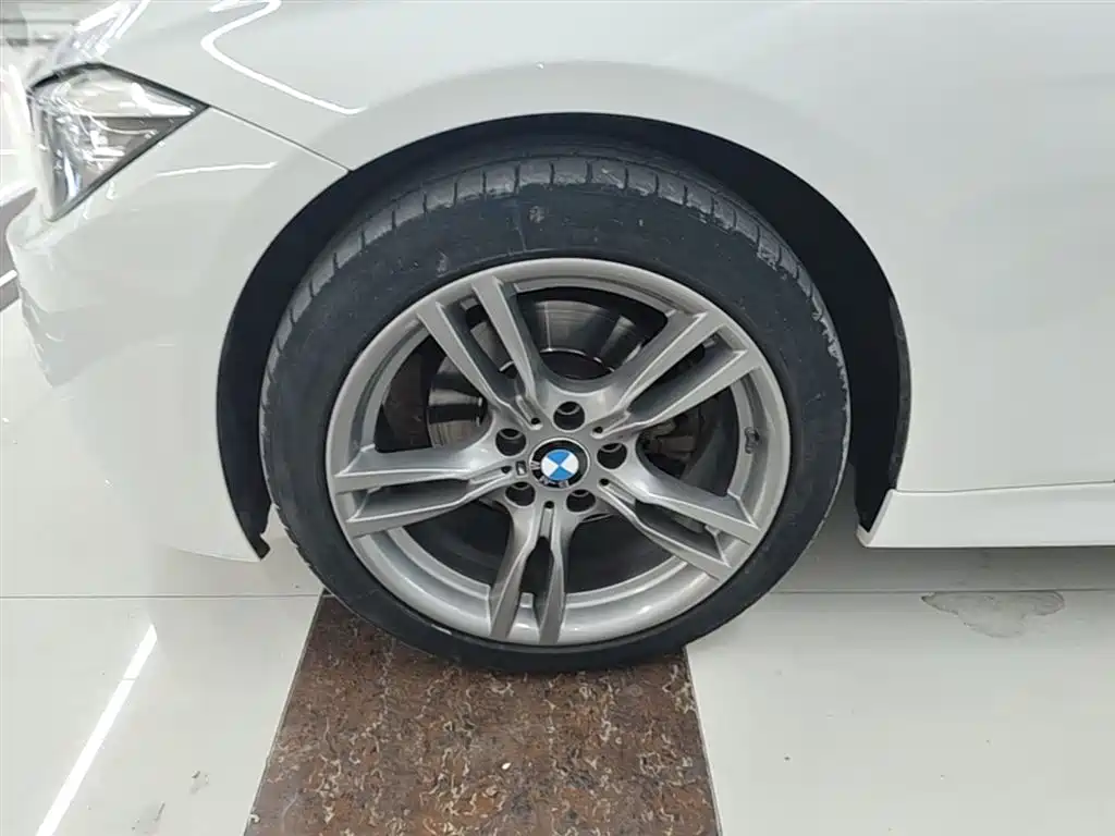 BMW 3 Series 2018 — фото 23