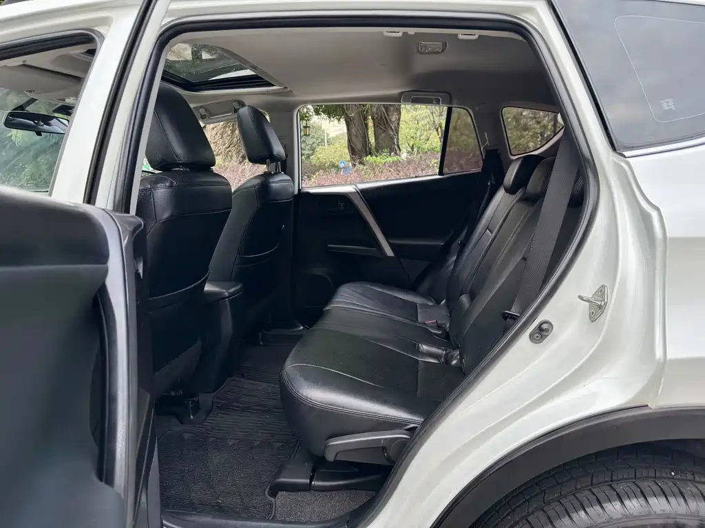 Toyota RAV4 2017 — фото 11