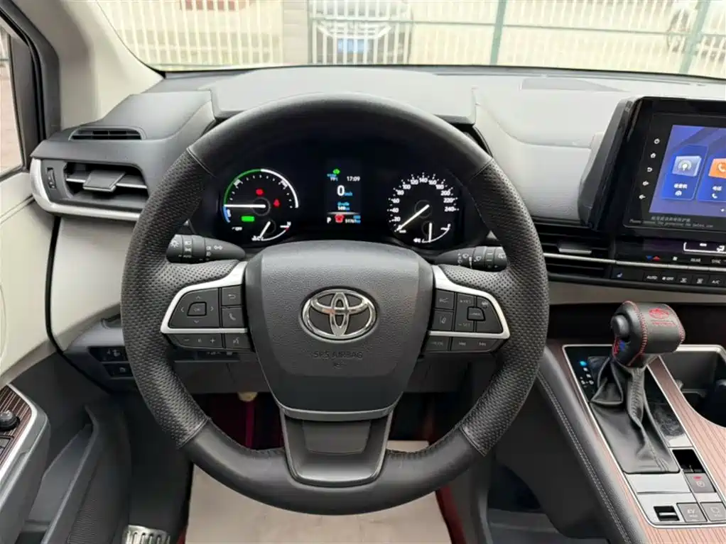 Toyota Granvia 2023 — фото 16