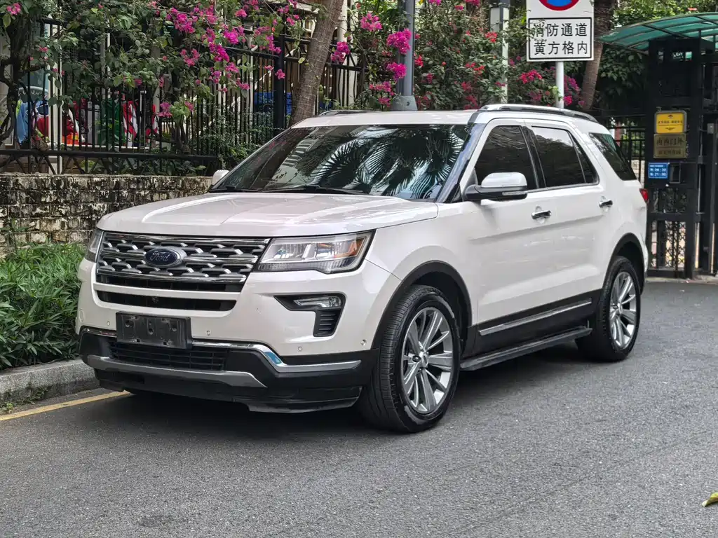 Ford Explorer 2019 — фото 1