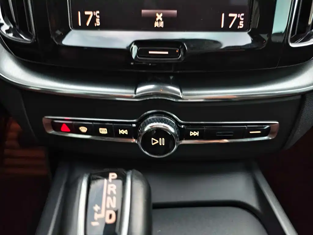 Volvo XC60 2020 — фото 18