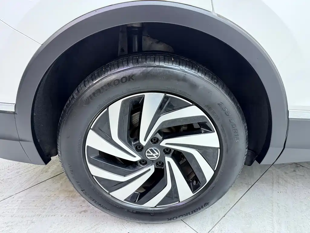 Volkswagen Tiguan L 2023 — фото 23
