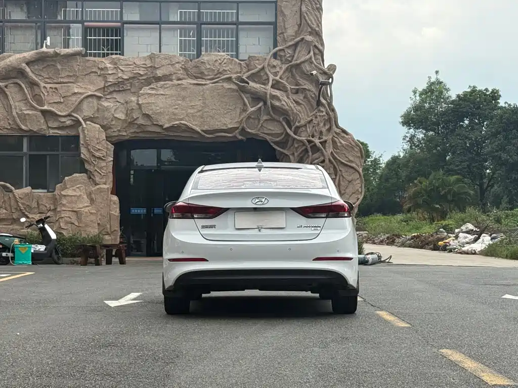 Hyundai Elantra 2017 — фото 16