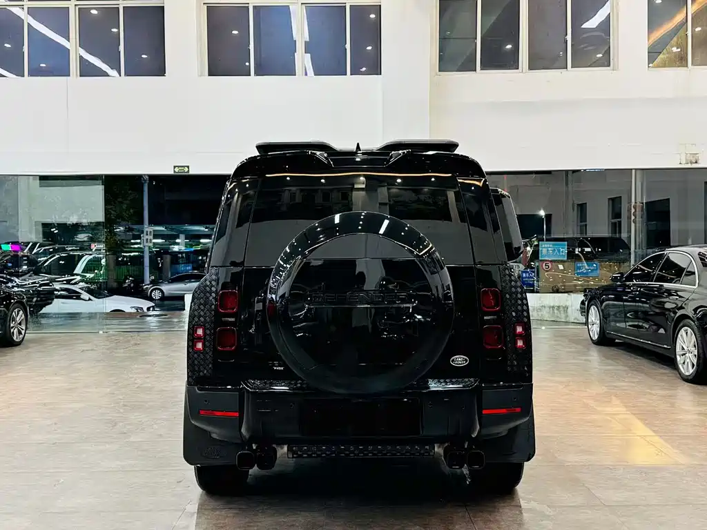 Land Rover Defender 2024 — фото 12