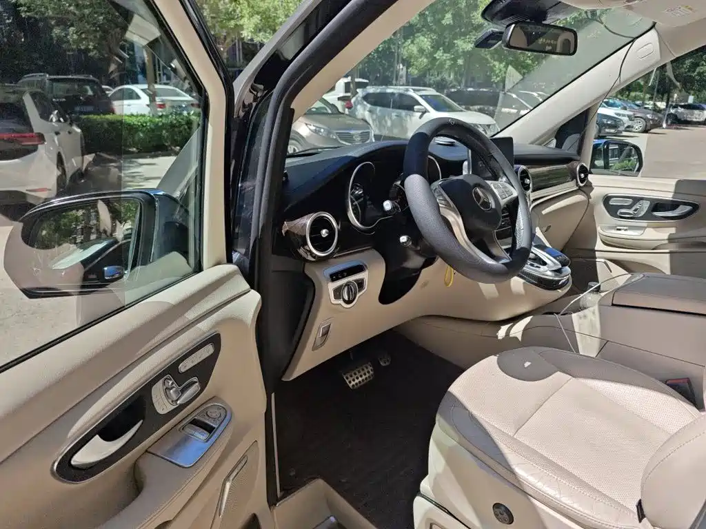 Mercedes-Benz V-Class 2017 — фото 14