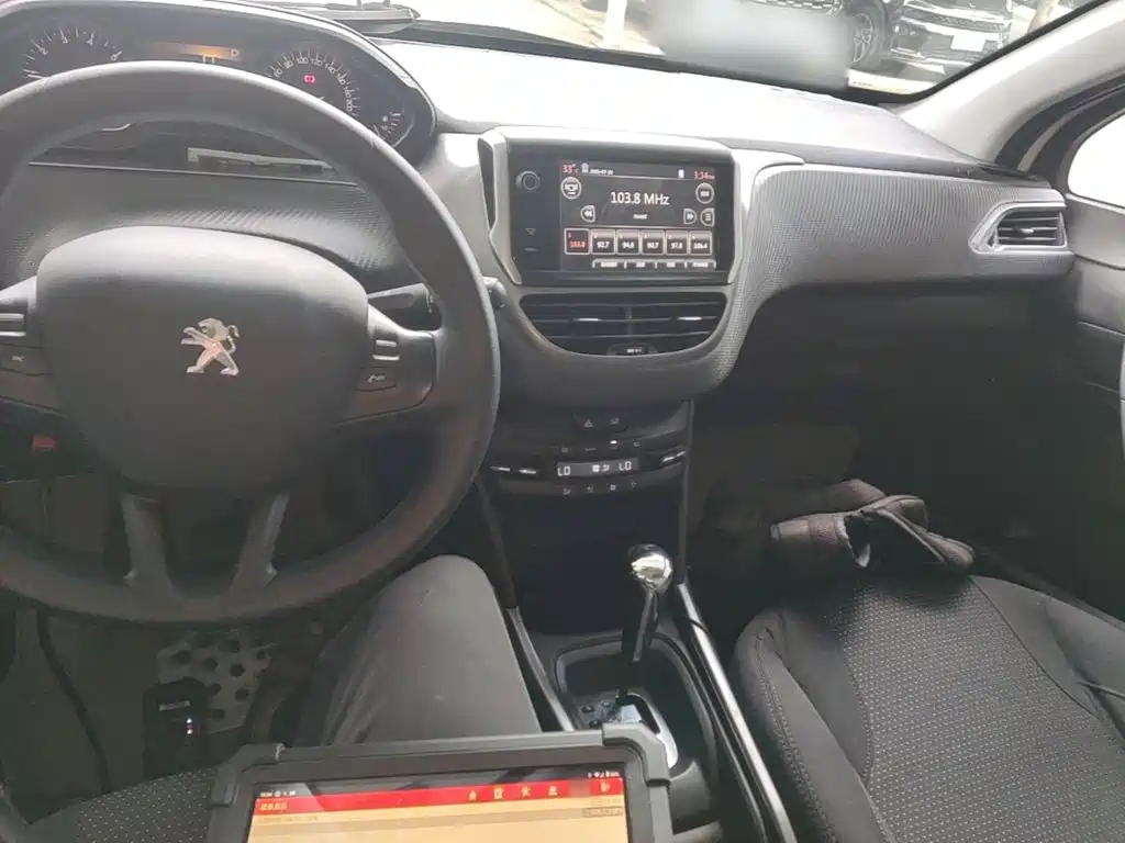 Peugeot 2008 2015 — фото 10